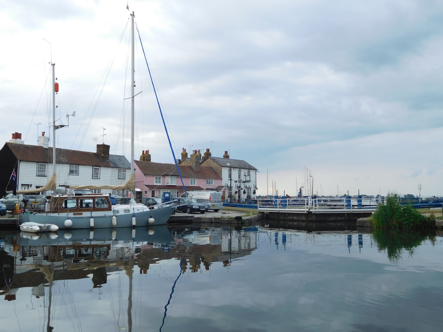 Sluis in Heybridge Basin met de pub erachter