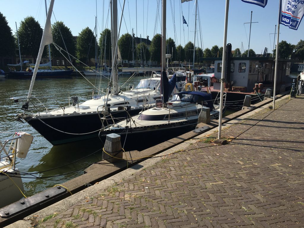 Nu liggen we nog maar met een paar boten in de haven.